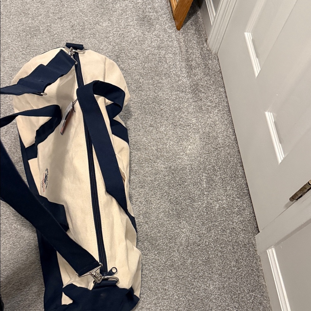 Vineyard Vines Navy and Cream Travel Bag - Picture 6 of 6